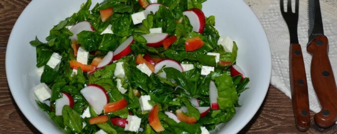 Салат со шпинатом, редисом и козьим сыром