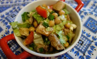 Салат с нутом и куриной грудкой
