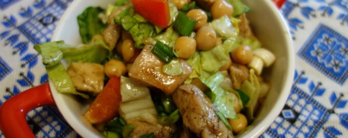 Салат с нутом и куриной грудкой