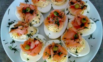 Закуска из яиц с красной рыбой ﻿