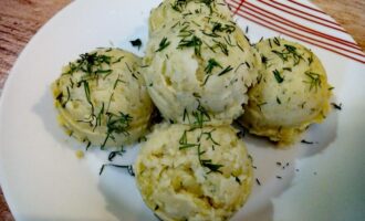Картофельное пюре с консервированным горошком