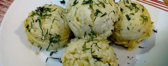 Картофельное пюре с консервированным горошком