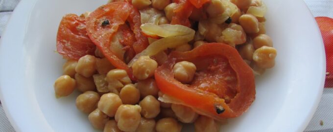 Запеченный нут с овощами