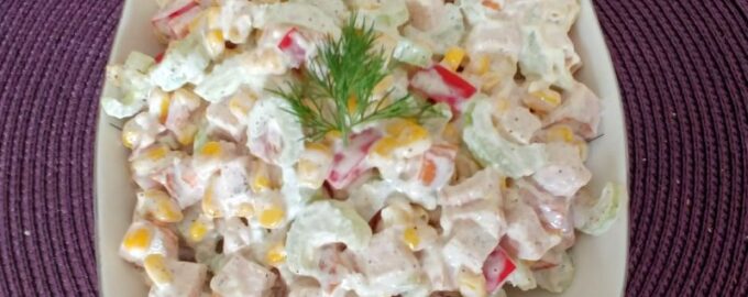 Салат с копченой курицей и сельдереем
