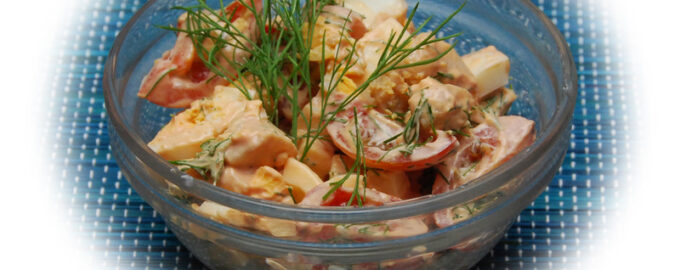 Куриный салат с помидорами и яйцами