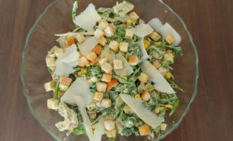 Салат «Цезарь» с рукколой