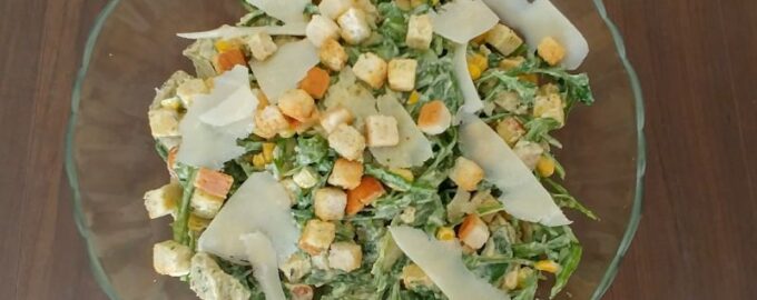 Салат «Цезарь» с рукколой