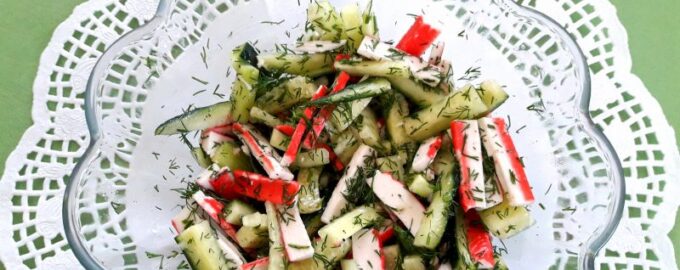 Салат из огурцов и крабовых палочек