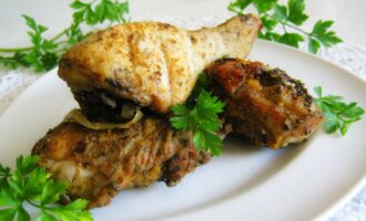 Куриные голени, запеченные с луком и чесноком