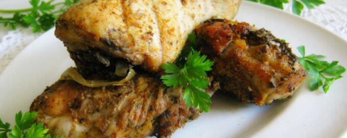 Куриные голени, запеченные с луком и чесноком