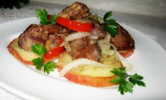 Куриная печень с карамелизированными яблоками