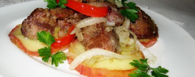 Куриная печень с карамелизированными яблоками