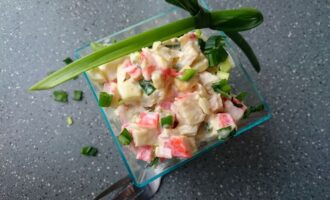 Яичный салат с крабовыми палочками