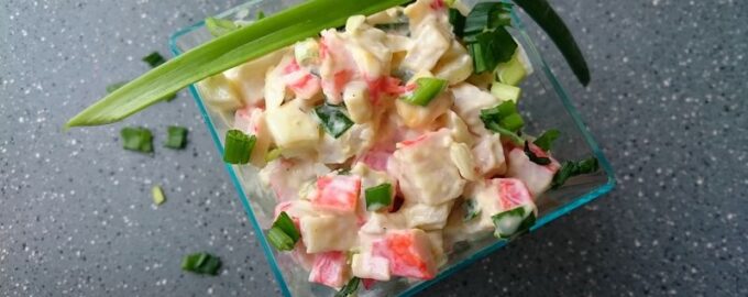 Яичный салат с крабовыми палочками