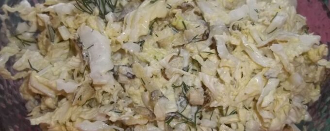 Салат из китайской капусты и соленых огурцов