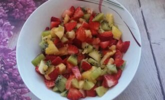 Салат из ананаса, киви и клубники