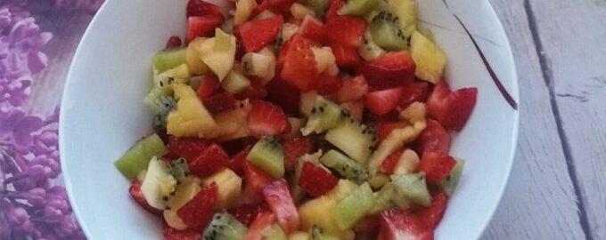 Салат из ананаса, киви и клубники