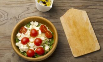 Салат с кускусом, моцареллой, шпинатом и помидорами черри