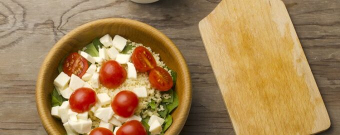 Салат с кускусом, моцареллой, шпинатом и помидорами черри