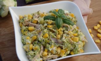 Салат из брокколи с яйцом и кукурузой