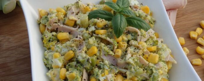 Салат из брокколи с яйцом и кукурузой