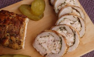 Рулет из свинины и курицы
