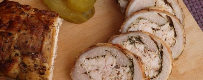 Рулет из свинины и курицы