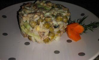 Салат с шпротами рисом и огурцом Рижский