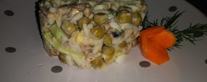 Салат с шпротами рисом и огурцом Рижский