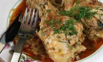 Куриные голени, тушеные с капустой