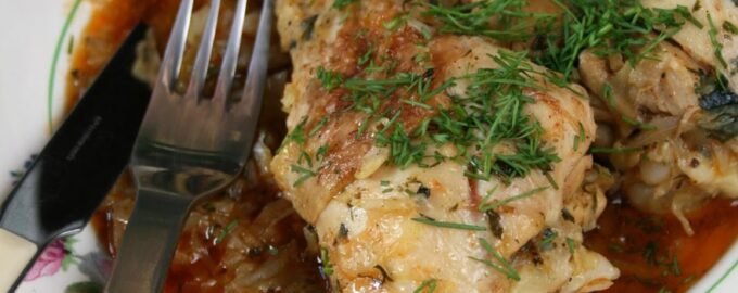 Куриные голени, тушеные с капустой