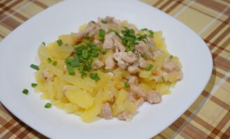 Тушеная картошка с мясом курицы
