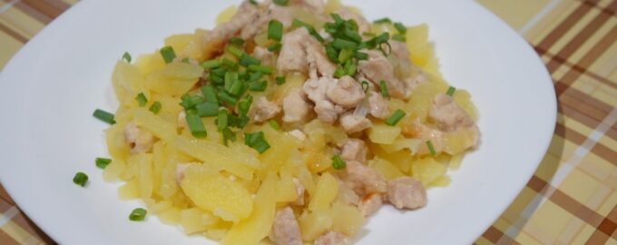 Тушеная картошка с мясом курицы