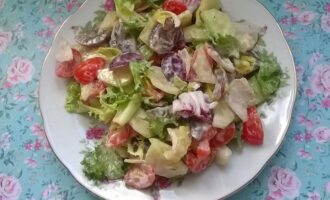 Овощной салат с виноградом