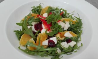 Салат из апельсинов, рукколы и моцареллы