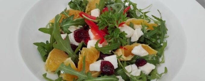 Салат из апельсинов, рукколы и моцареллы