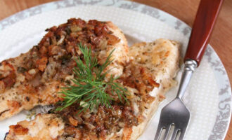 Куриное филе с луком и паприкой