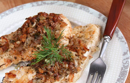 Куриное филе с луком и паприкой