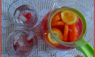Вода с лимоном и малиной