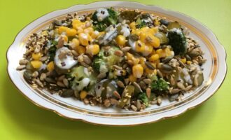 Салат из брокколи с маринованными огурцами