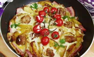 Омлет с картошкой и тефтелями в духовке