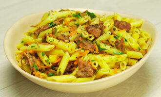 Макароны по флотски с тушенкой и зеленью