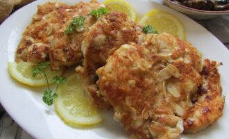 Курица в миндале