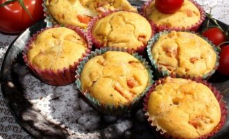 Маффины с помидорами и моцареллой