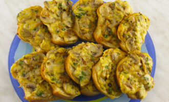 Горячие бутерброды с грибами - шампиньонами