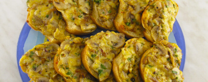 Горячие бутерброды с грибами - шампиньонами