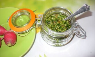 Песто из листьев редиски