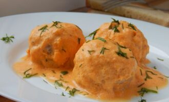 Куриные фрикадельки в тыквенно-сметанном соусе с рисом