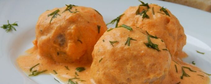 Куриные фрикадельки в тыквенно-сметанном соусе с рисом