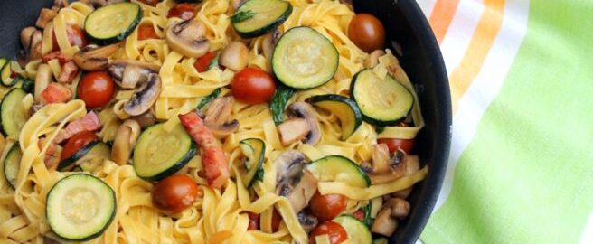 Спагетти с беконом, грибами и цукини